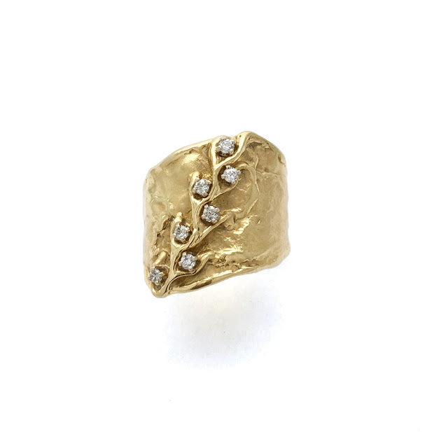 Climbing vine on a fluid band set with diamonds
