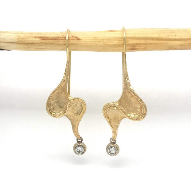 "S" shaped swirls with bezel set diamond dangles