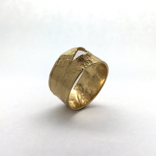 Textured band with mouth