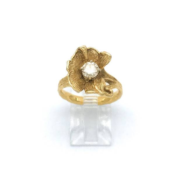Blossom set with a diamond