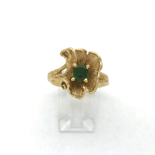 Blossom set a tsavorite garnet