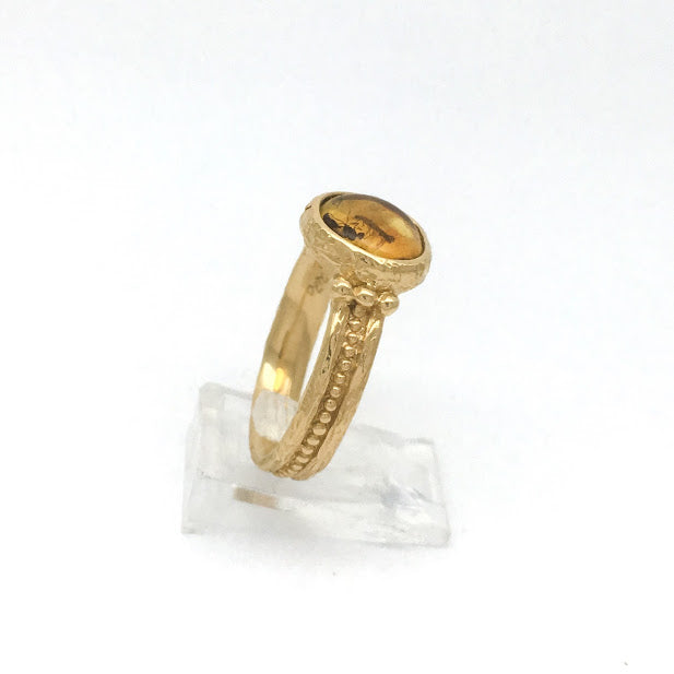 Caste granulation band set with Amber