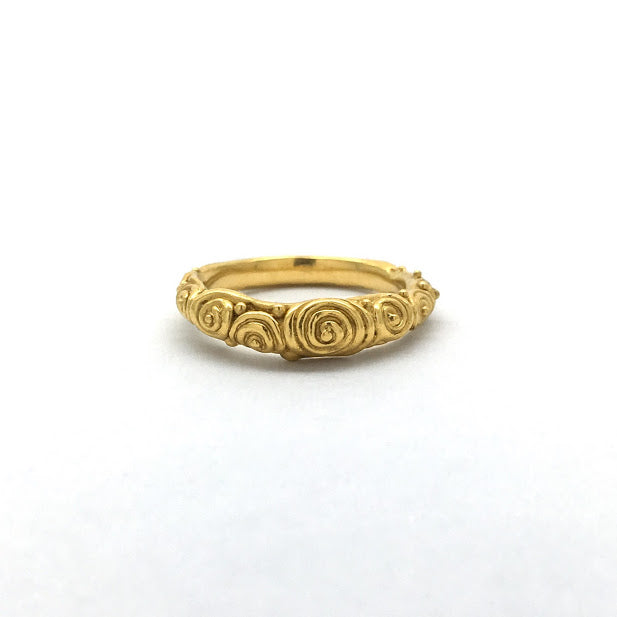 Simple tapered band surfaced with spirals and mock granulation elements inspired by antiquity